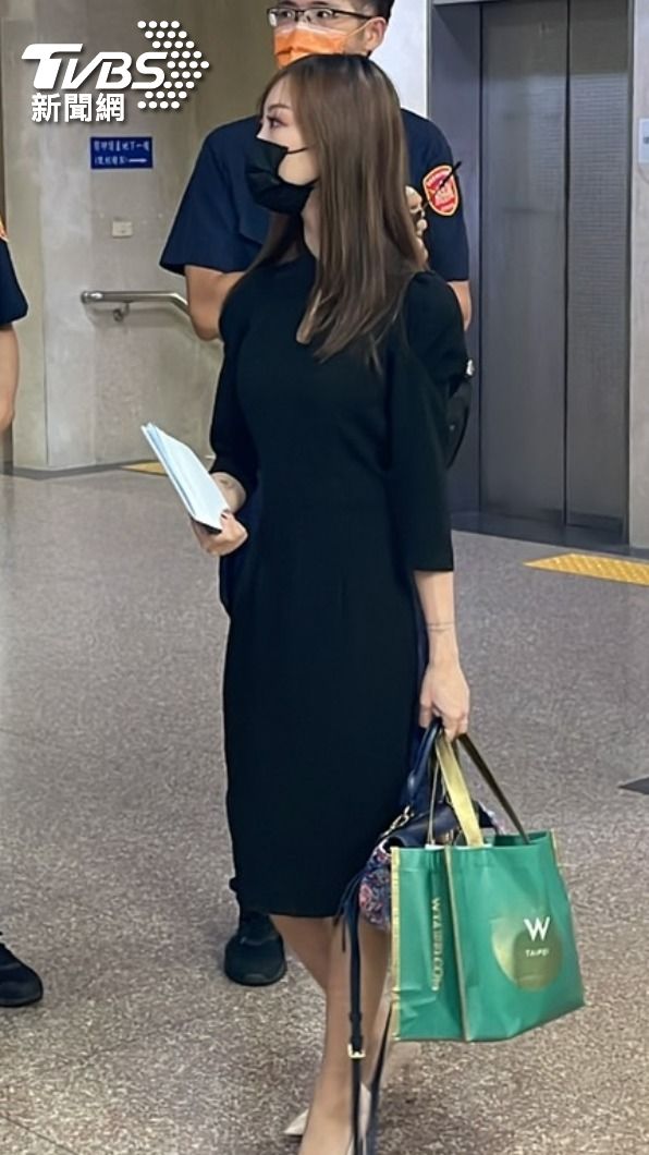 蔣婕妤一身黑衣到台北地方法院。(圖/TVBS)