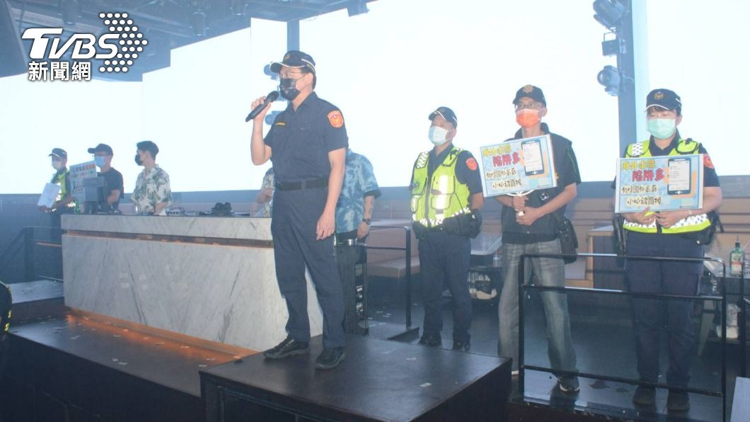 憂市民淪柬埔寨豬仔!中市警臨檢 直接站DJ台搶麥宣導