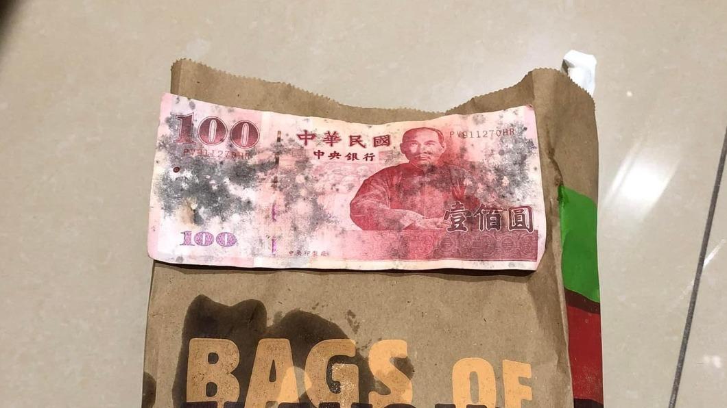有網友控訴，拿著這張100元買漢堡卻遭店員拒收。（圖／翻攝自爆怨公社）