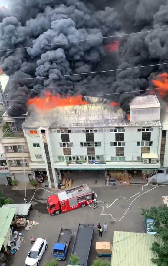 桃園工廠大火。(圖/翻攝自記者爆料網)