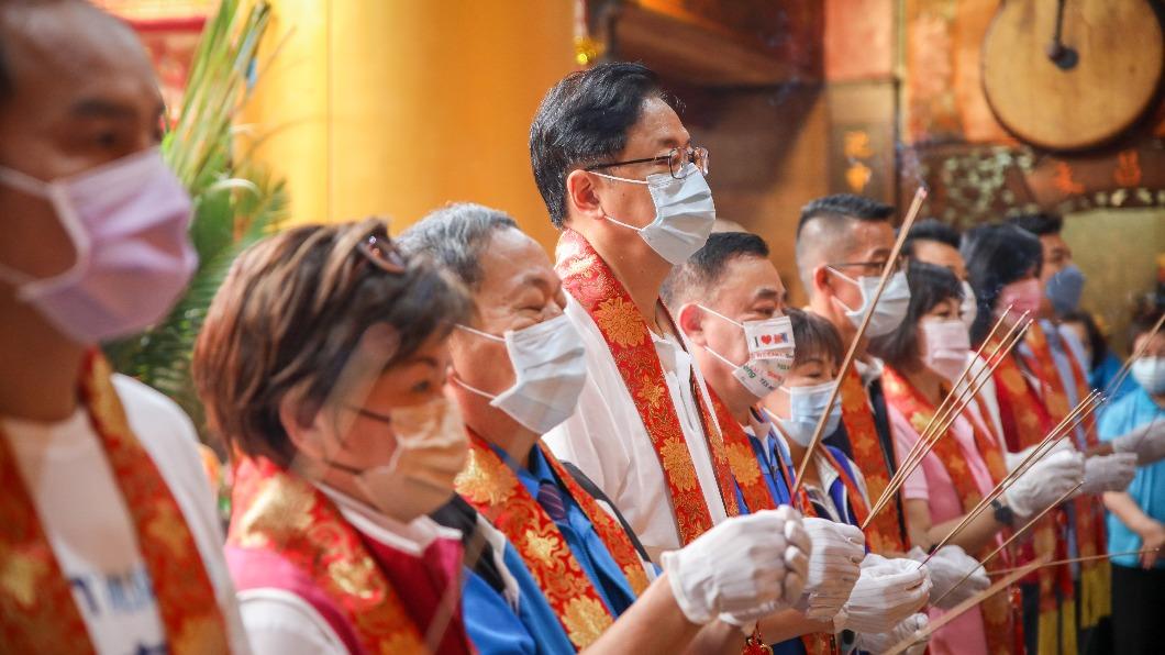 張善政前往中壢慈惠堂拜拜。（圖／張善政競選團隊提供）