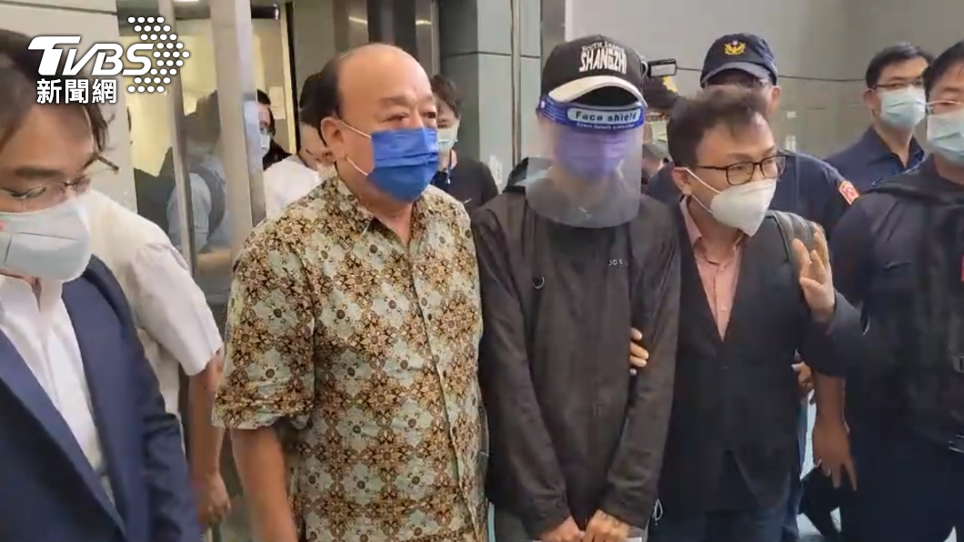 3名藍委順利救出一名少年。(圖/TVBS)