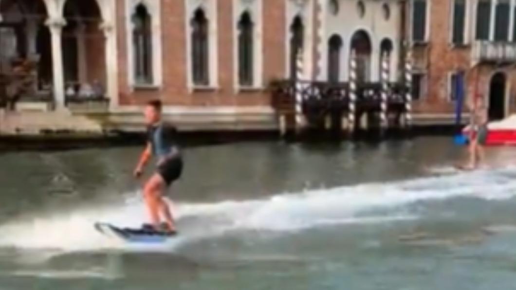 遊客威尼斯大運河「衝浪」！市長暴怒抓人　懸賞一頓晚餐