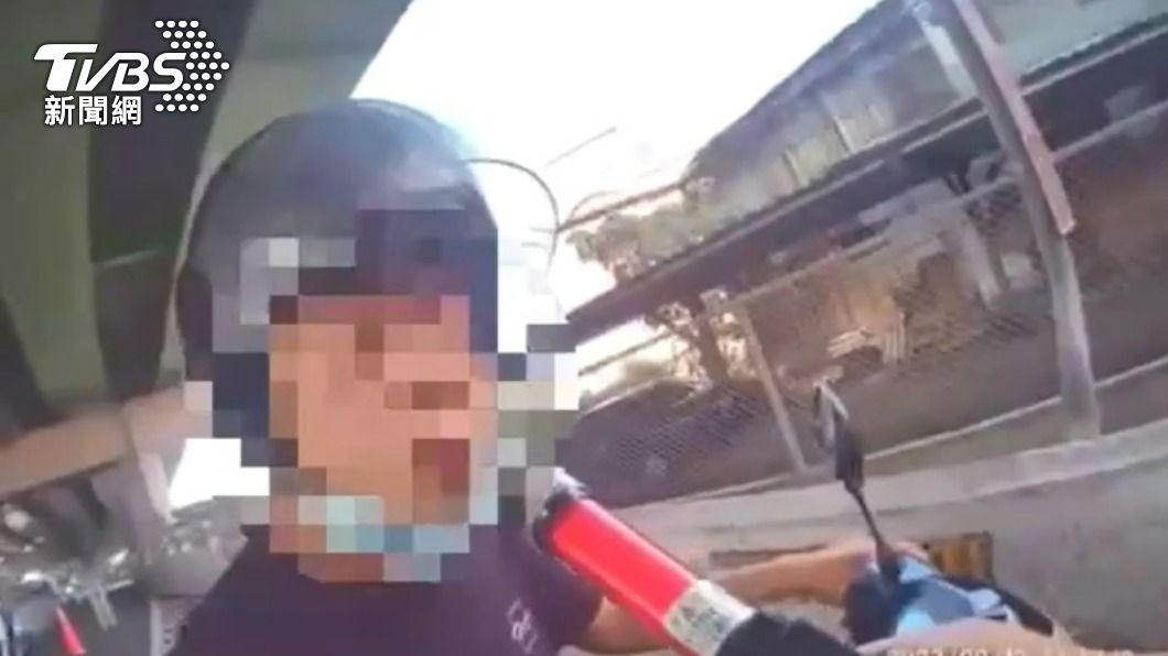 男騎士喝完保力達套啤酒還騎車上路。(圖/TVBS)