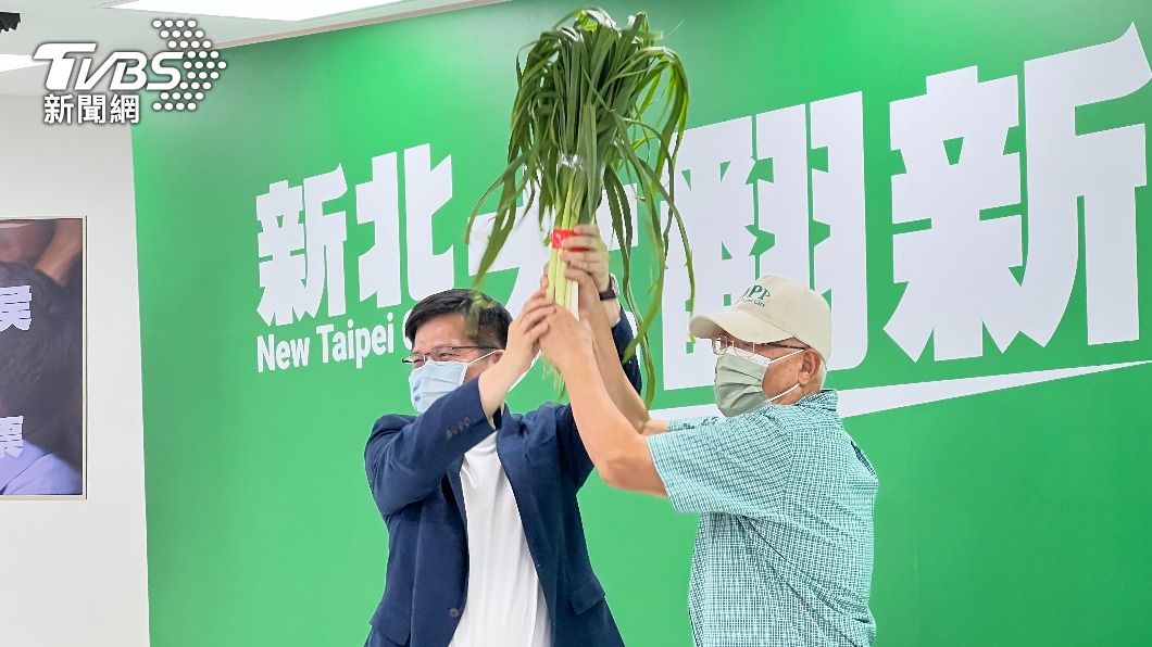 前台北縣長尤清贈送給林佳龍蒜預祝凍蒜。(圖/TVBS)