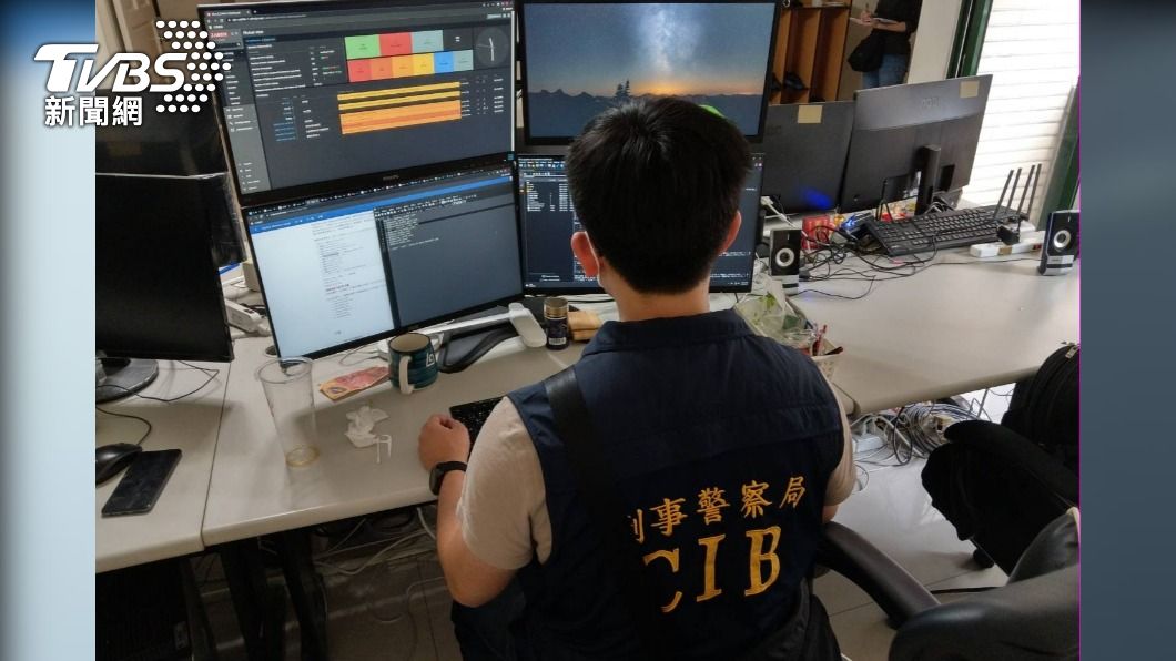 警方搜索資訊公司機房，逮捕9人。（圖／TVBS）