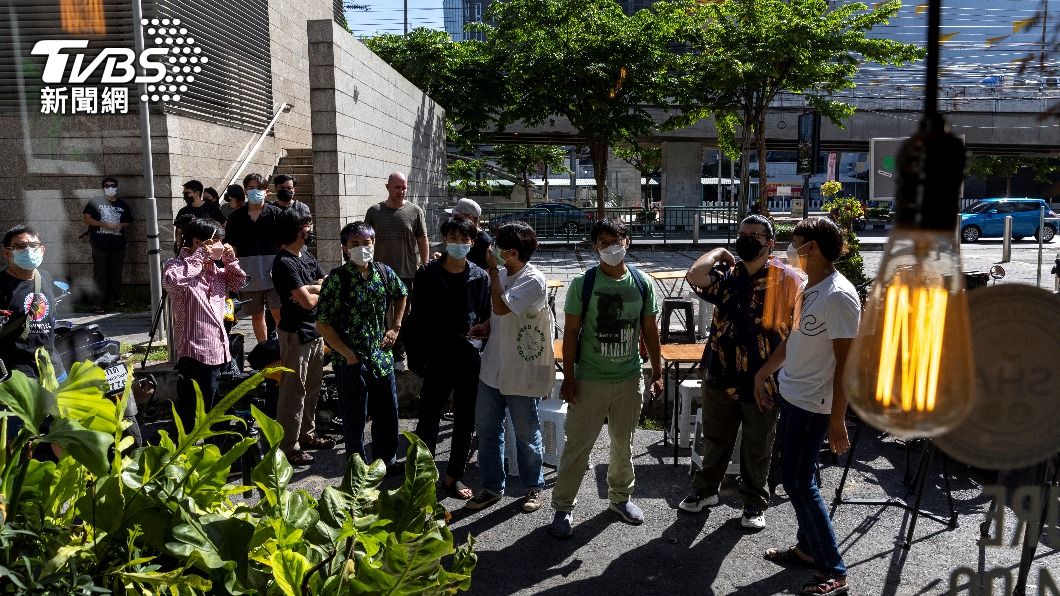位於曼谷的大麻咖啡廳外出現排隊潮。（圖／達志影像路透社）
