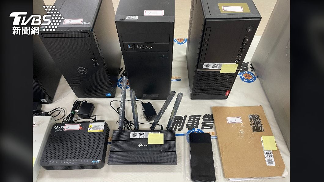 警方查扣主機、手機等證物。（圖／TVBS）