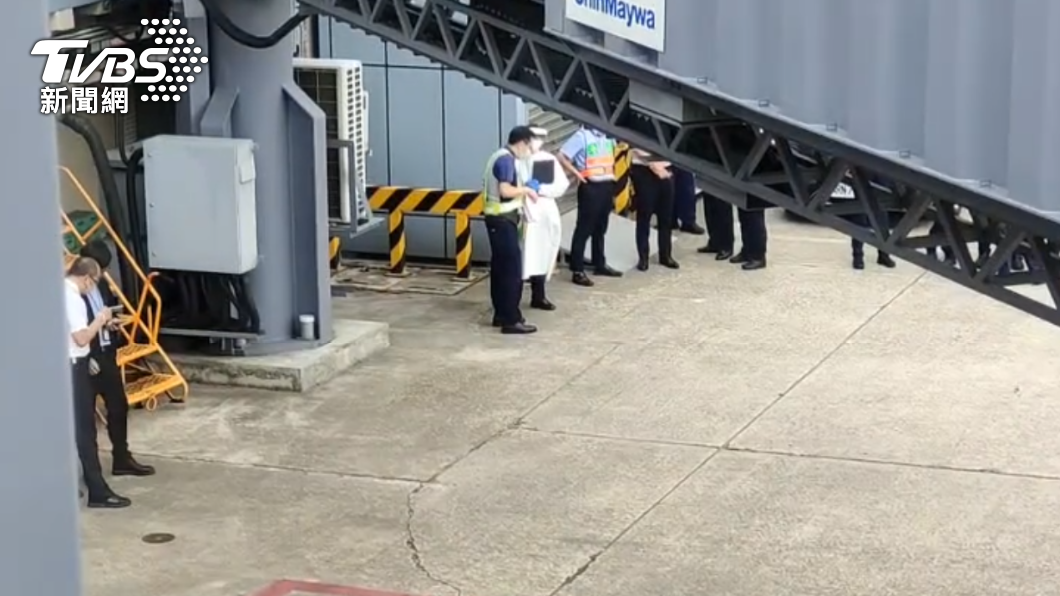 飛機落地前警方已在附近待命。(圖/TVBS)