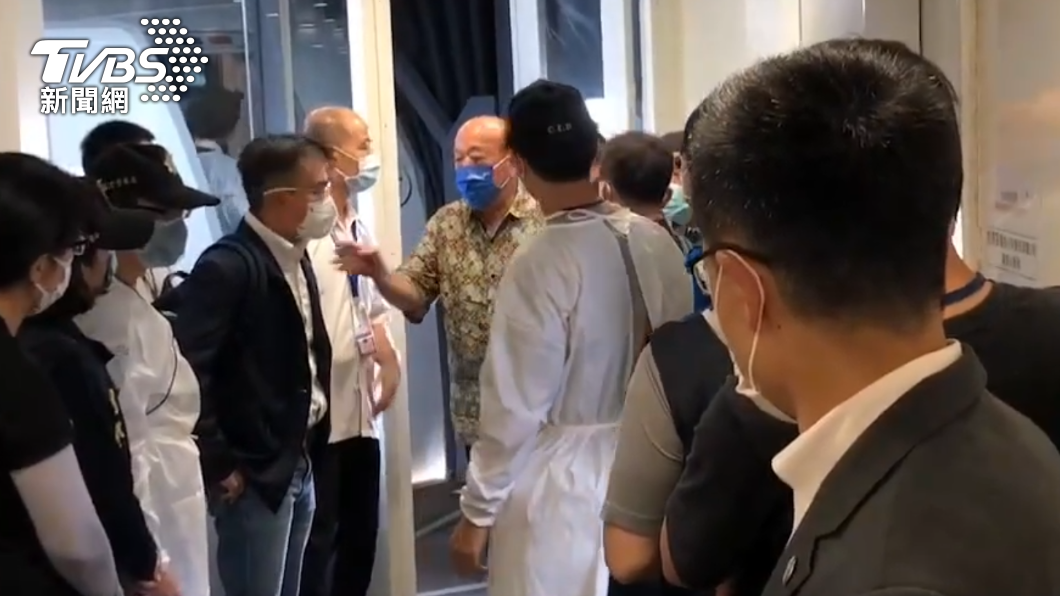 三名藍委18日從柬埔寨帶回一名被害男子,但剛下飛機就遇到航警局大陣仗,想把人帶走,雙方爆發口角衝突。(圖/TVBS)