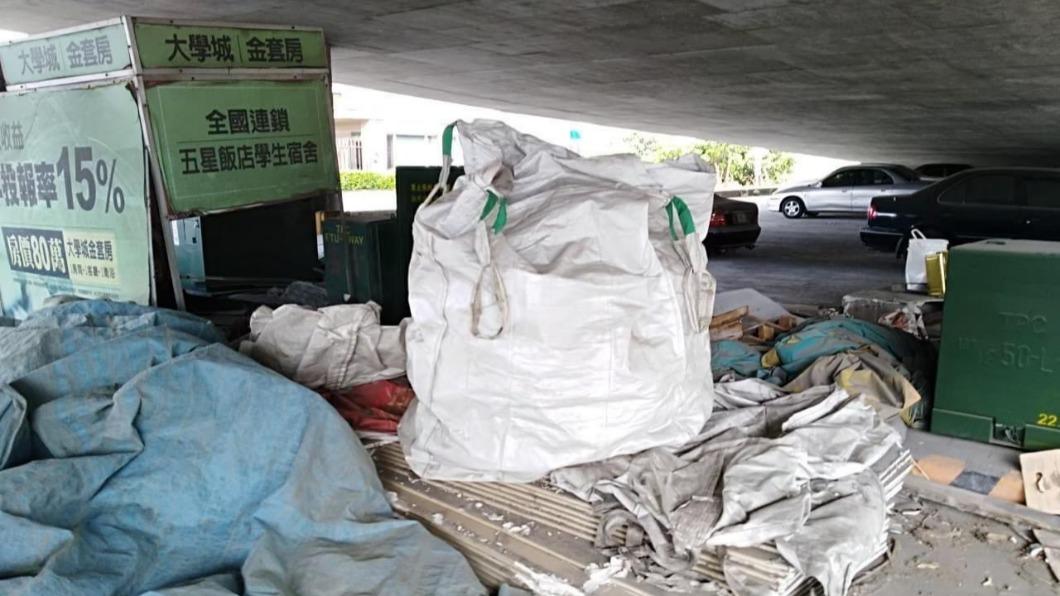 除了報廢車以外,還有許多雜物。(圖/翻攝自斗六市長林聖爵臉書)