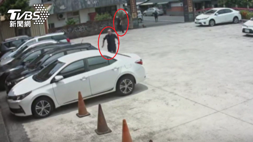 兩名員警衝進廟裡逮人。(圖/TVBS)