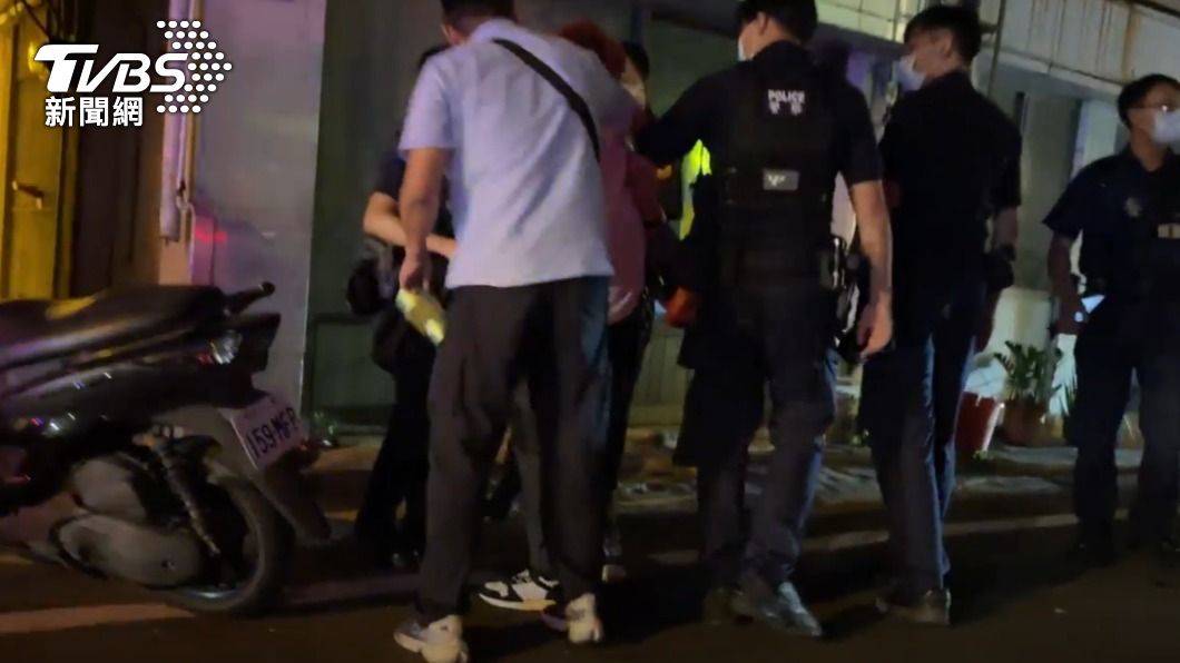 男子喝酒醉和警方大鬧。(圖/TVBS)