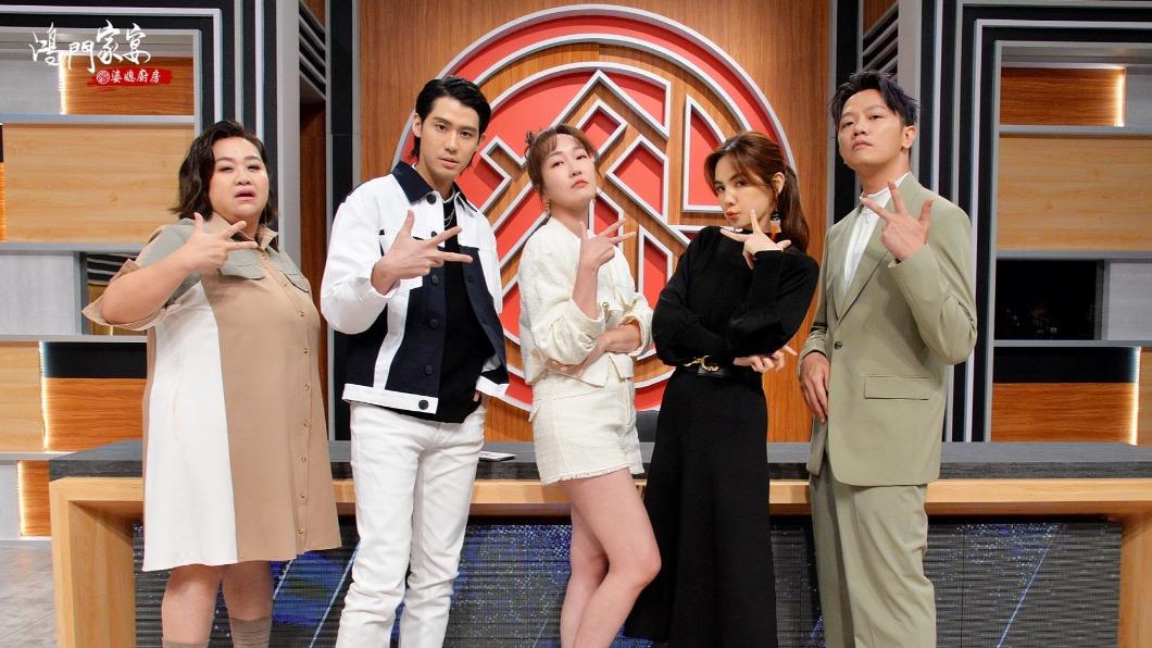 鍾欣凌(左起)、李玉璽、巴鈺、Ella、索艾克日前錄影。(圖/衛視中文台提供)