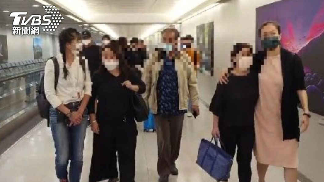艾成父母抵達台灣！家屬互相攙扶　神色哀戚趕見「最後一面」