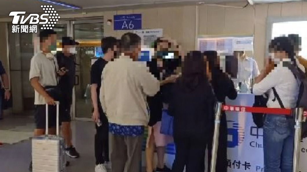 艾成7位親友今晚抵達台灣。(圖/TVBS)
