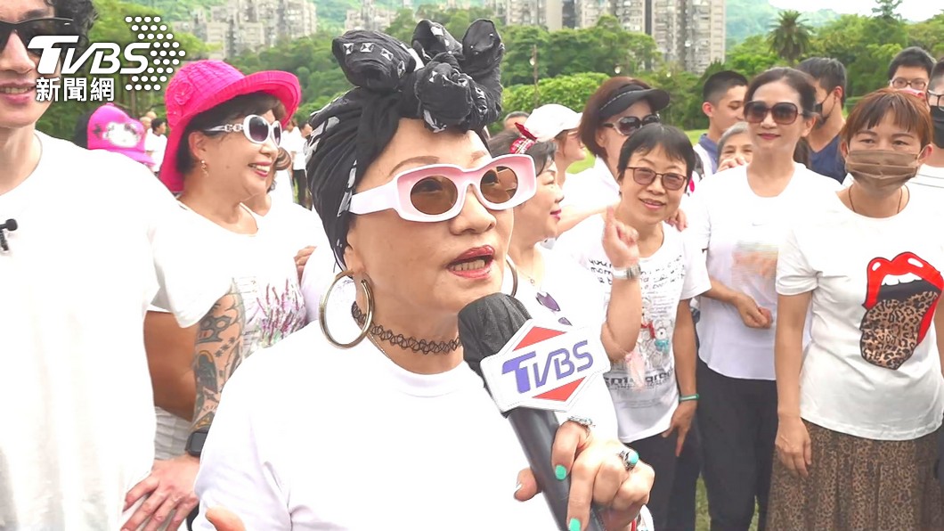 比莉現身廣場與民眾跳舞,嗨翻全場。(圖/TVBS)