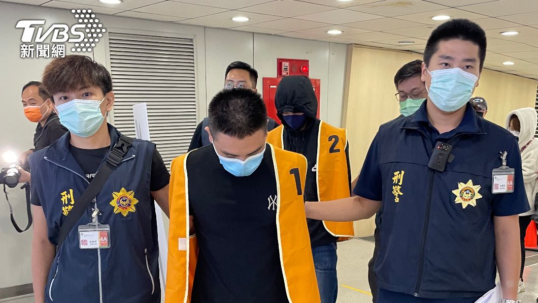 「台泰合作」遣返柬埔寨人蛇！2男遭上銬畫面曝光