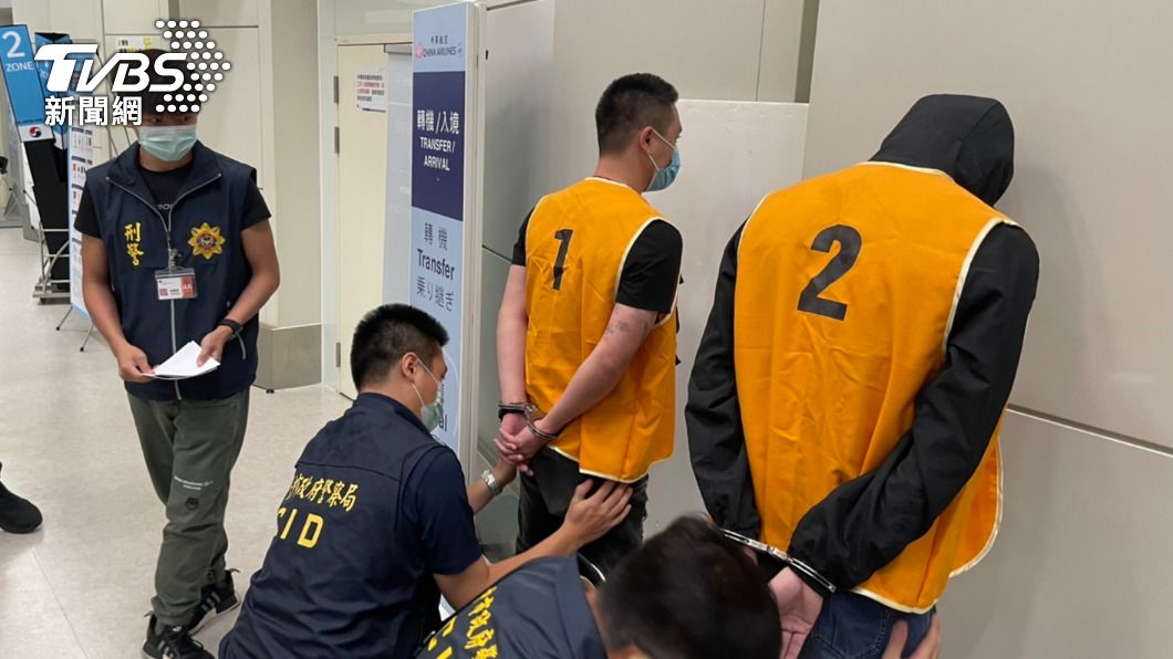 兩名男子遭上銬。(圖/警政署提供)