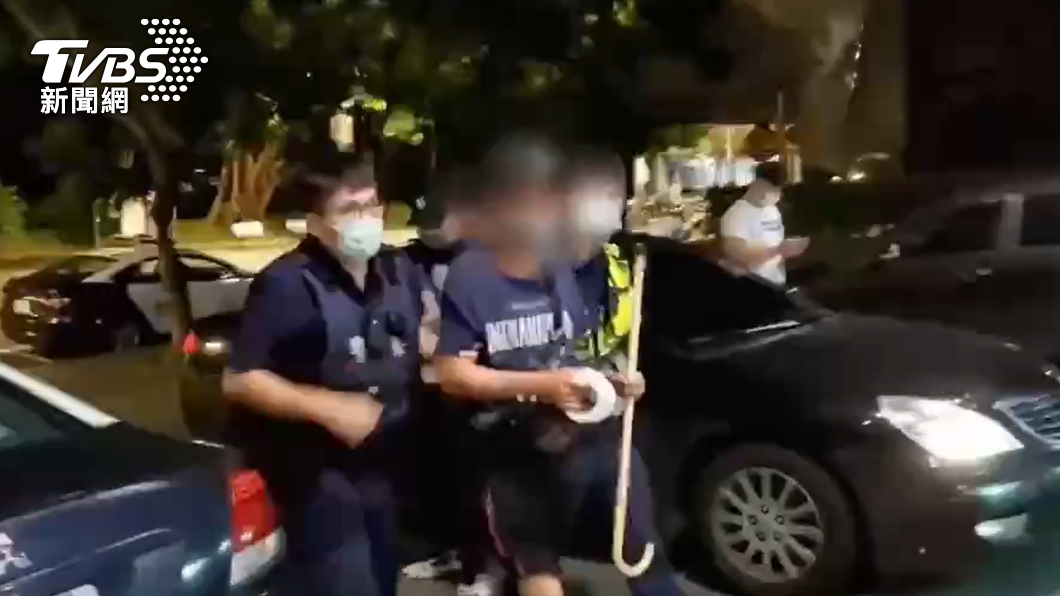 警方將劉男帶回偵辦。(圖/TVBS)