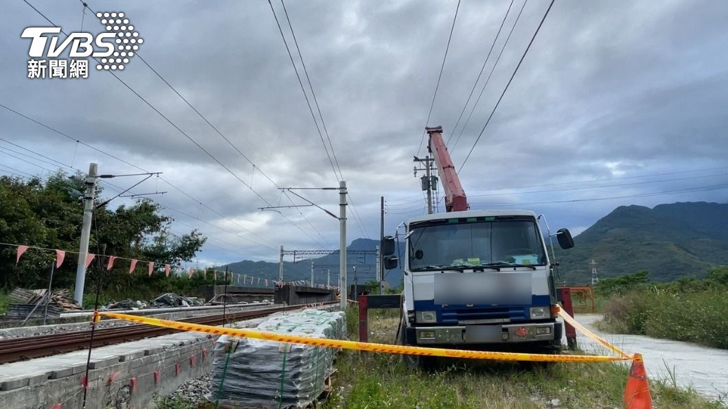 鐵道施工爆意外！工人突癱軟倒地　腳掌焦黑疑觸電送醫亡