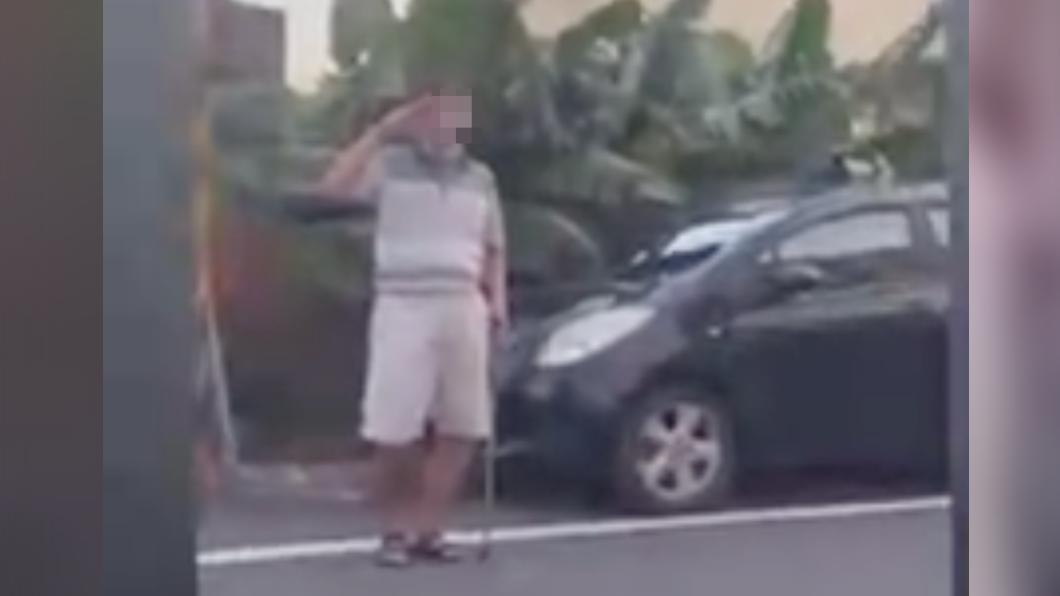 老翁見警車都會敬禮。（圖／翻攝自臉書靠北police）