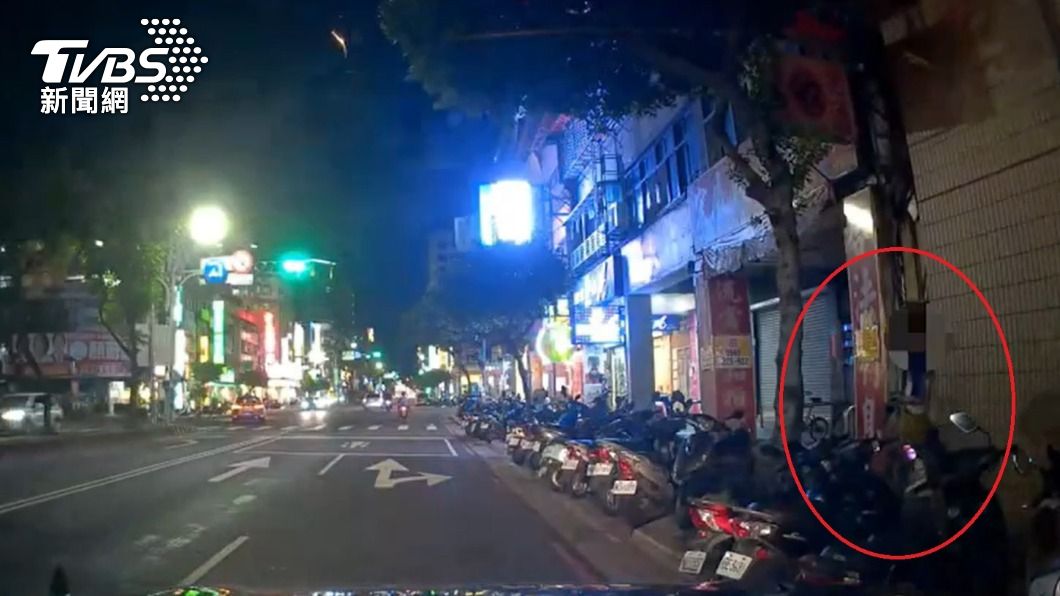 警方發現陳姓車手行跡可疑。(圖/TVBS)