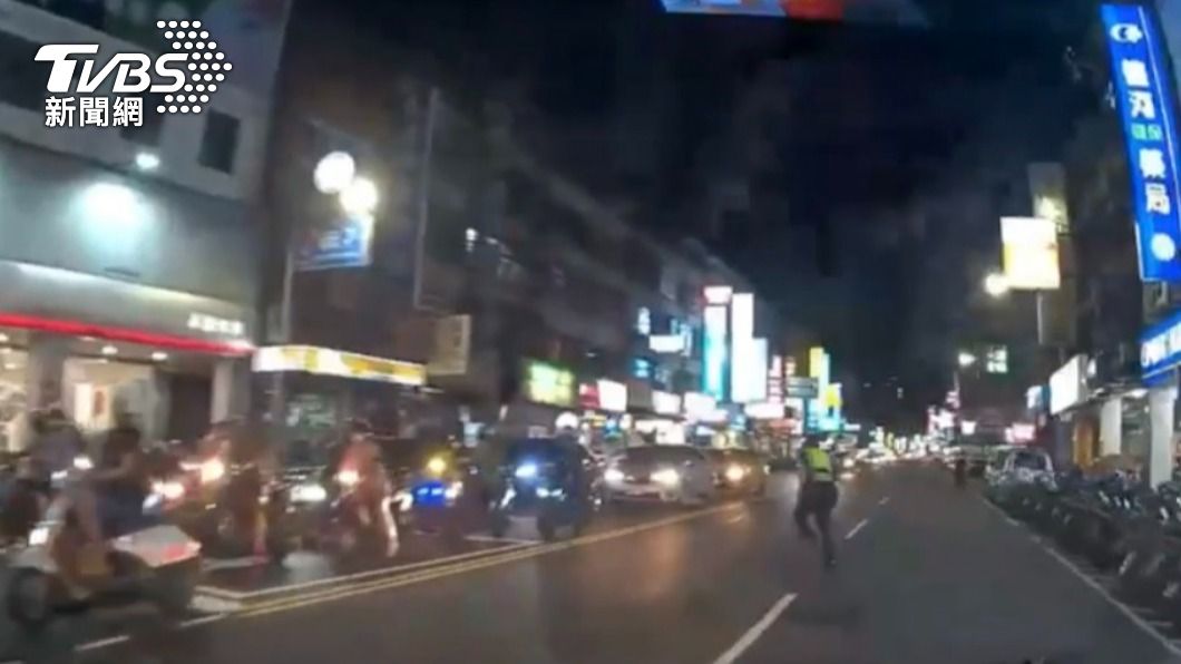 警方穿越馬路從後追捕陳姓詐欺車手。(圖/TVBS)
