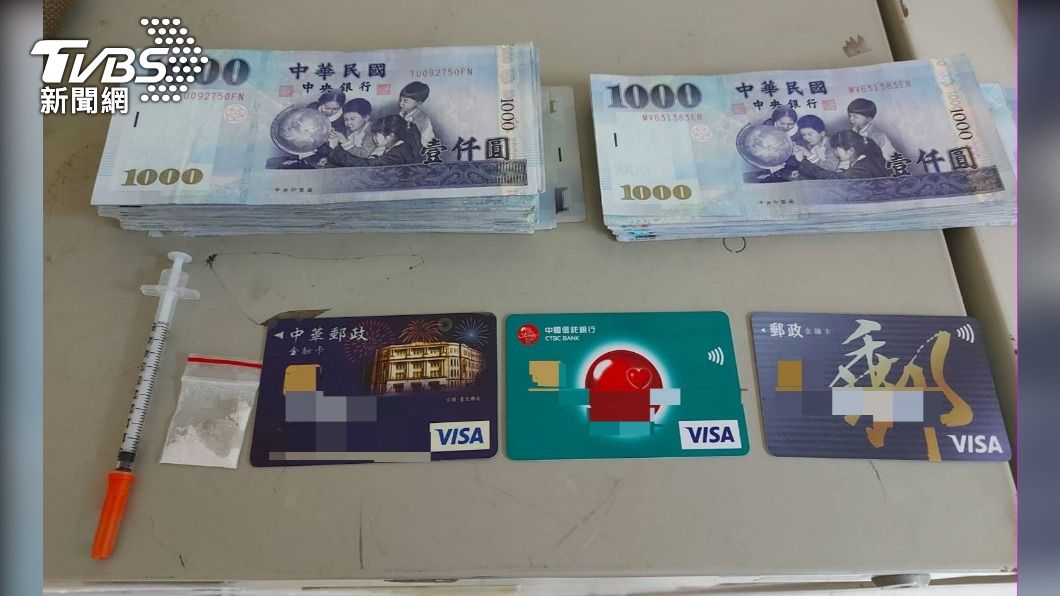 警方在陳姓車手的包包內搜出贓款、毒品。(圖/TVBS)