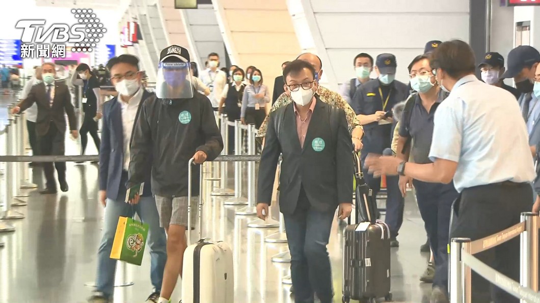 洪孟楷、鄭正鈐、吳斯懷等立委曾赴柬埔寨護送台灣受害者返台。(圖/TVBS資料畫面)