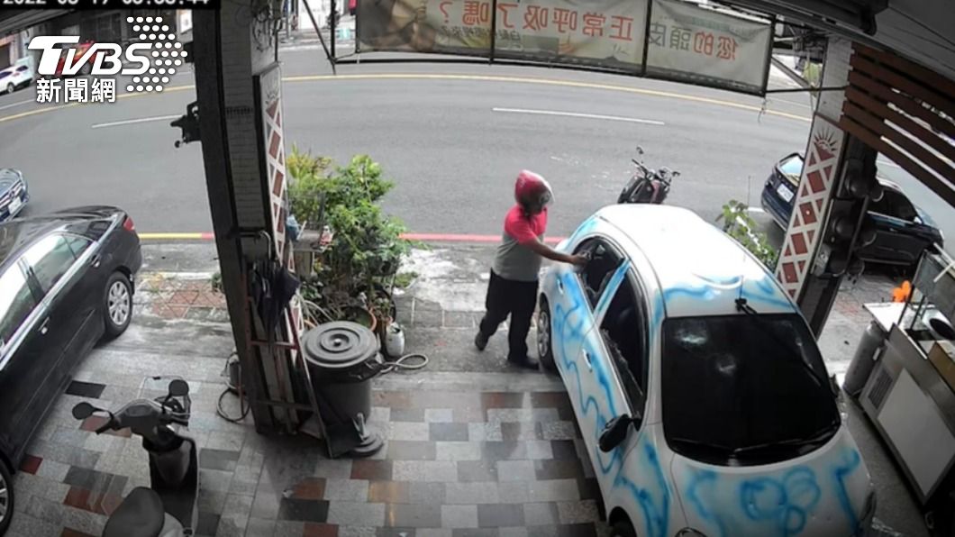 砸完再對車內噴漆。(圖/TVBS)