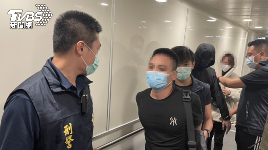 員警赴桃機攔截。(圖/TVBS)