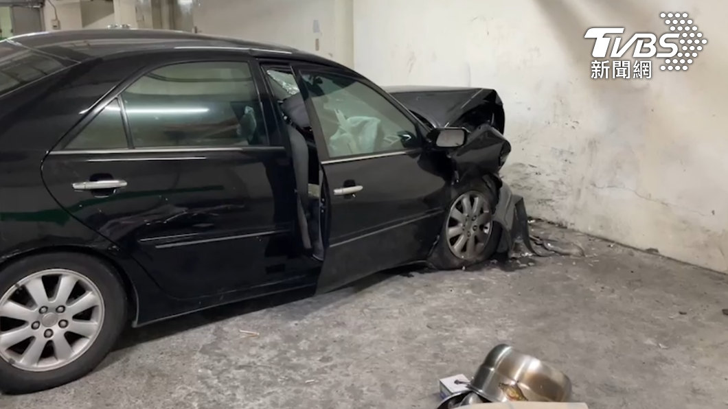 離奇!基隆轎車突暴衝撞停車場牆面 車頭全爛駕駛身亡