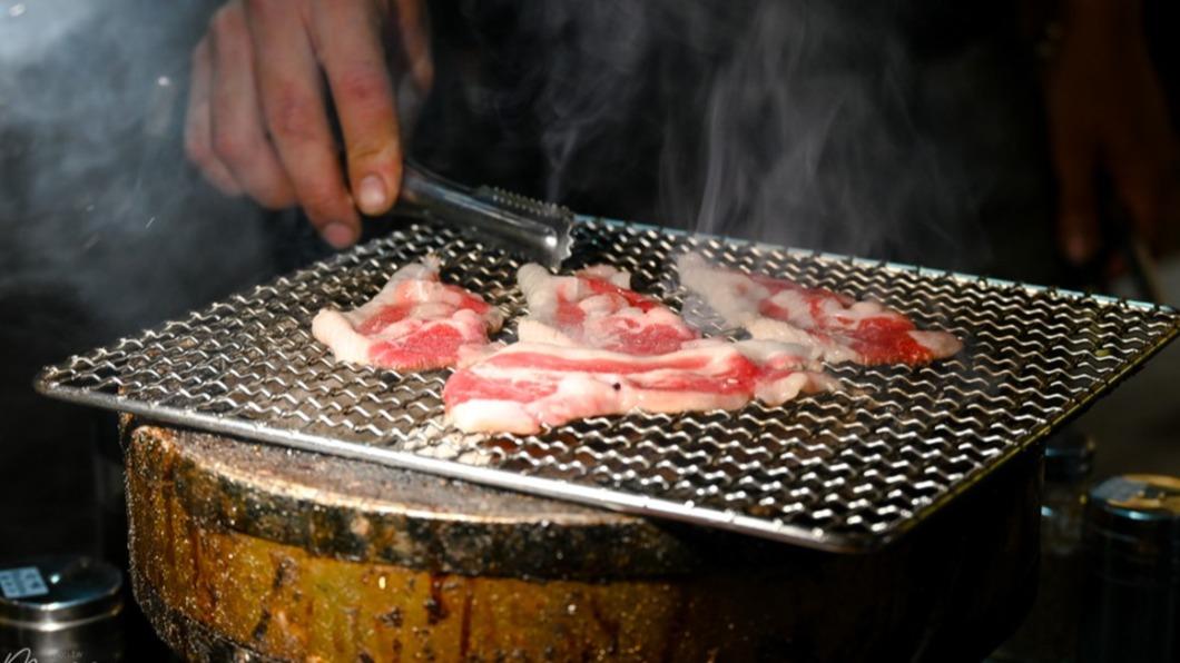 「胖肚肚燒肉」是炭火燒肉的模式,每桌都有配置抽油煙機,還有提供專人全程代烤。(圖/莓姬貝利食事旅行提供)