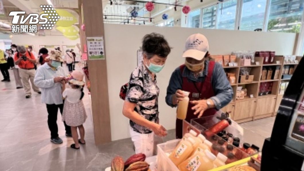 屏東農業物產館農特產販售。(圖/中央社)