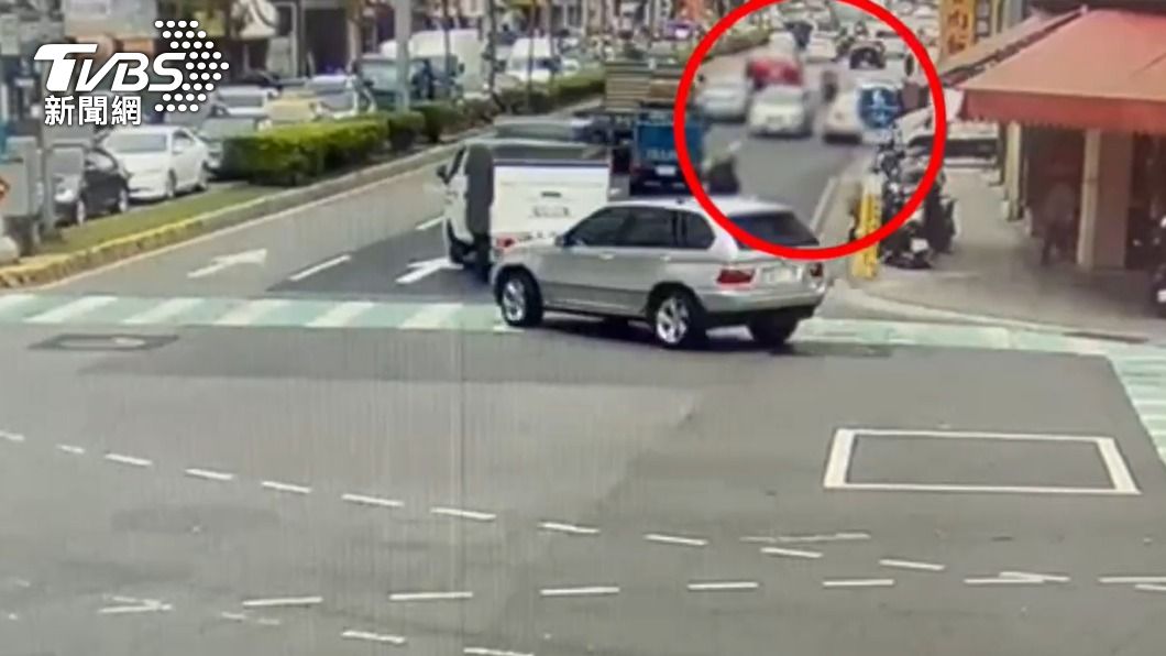 太扯！小轎車逆向百公尺、路口大迴轉　網批「移動神主牌」