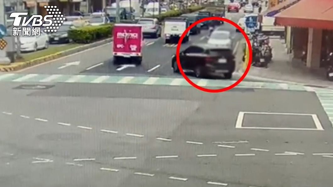 小轎車一路逆向至路口。(圖/TVBS)