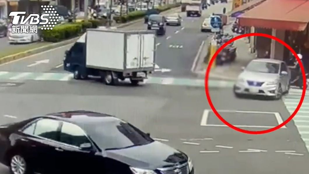 小轎車逆向行駛至路口後,又在路口大迴轉。(圖/TVBS)