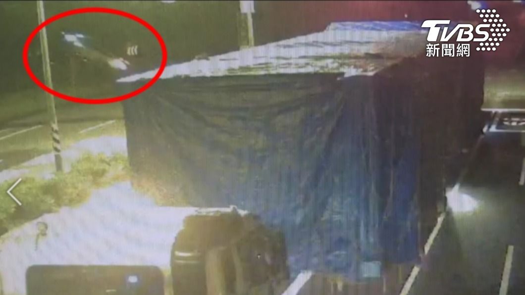 閃電霹靂車?特斯拉直衝堤防 飛進防風林四輪朝天