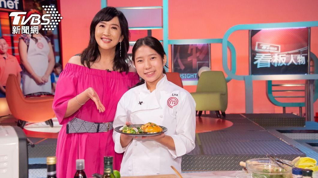 Liya跟主持人方念華合影。（圖／TVBS）