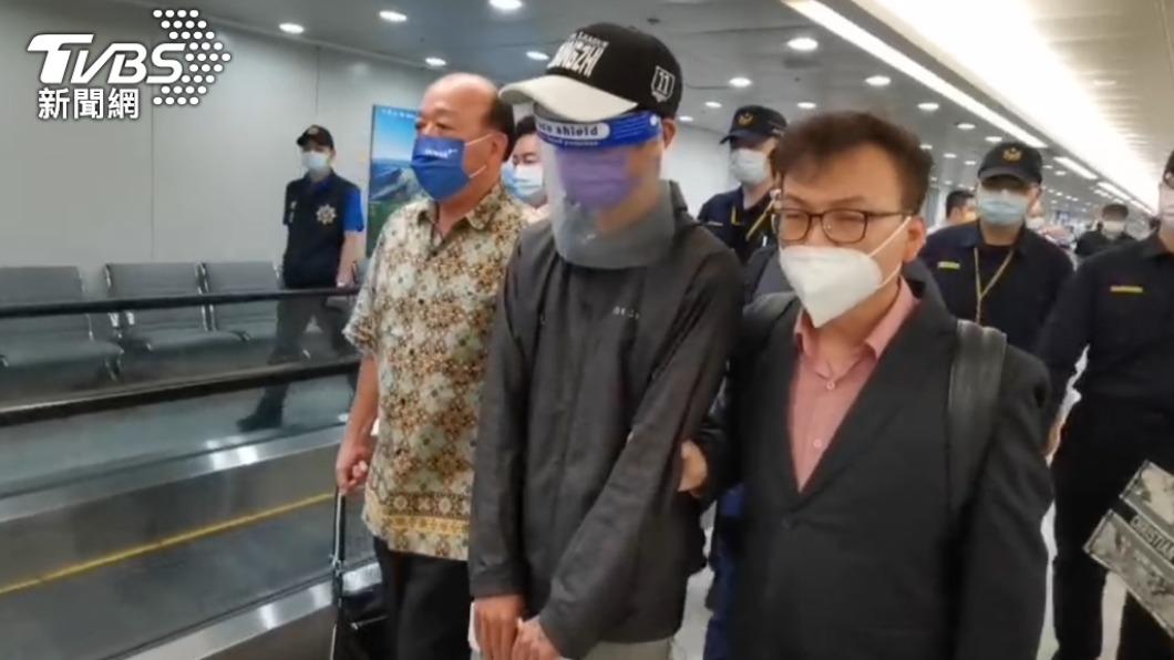 國民黨立委洪孟楷、鄭正鈐、吳斯懷三人日前赴柬埔寨,救出困在柬埔寨的台灣少年。(圖/TVBS)