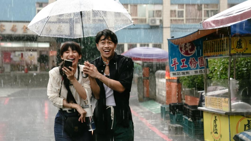 Dodo(左)跟廖柏雅一起在雨中撐傘。(圖/三立提供)
