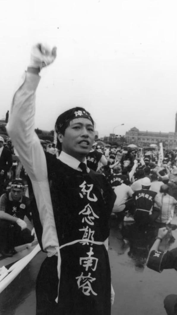 鄭寶清發出當年爭取言論自由的照片。(圖/翻攝自鄭寶清臉書)