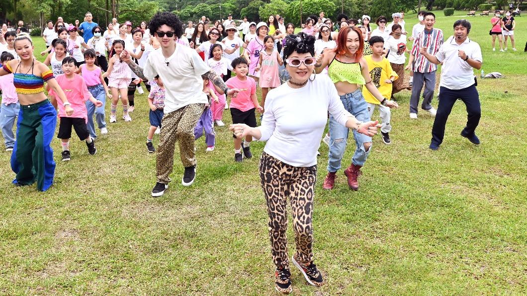 70歲「天后之母」突襲南港公園 驚見大咖男神掀全場暴動