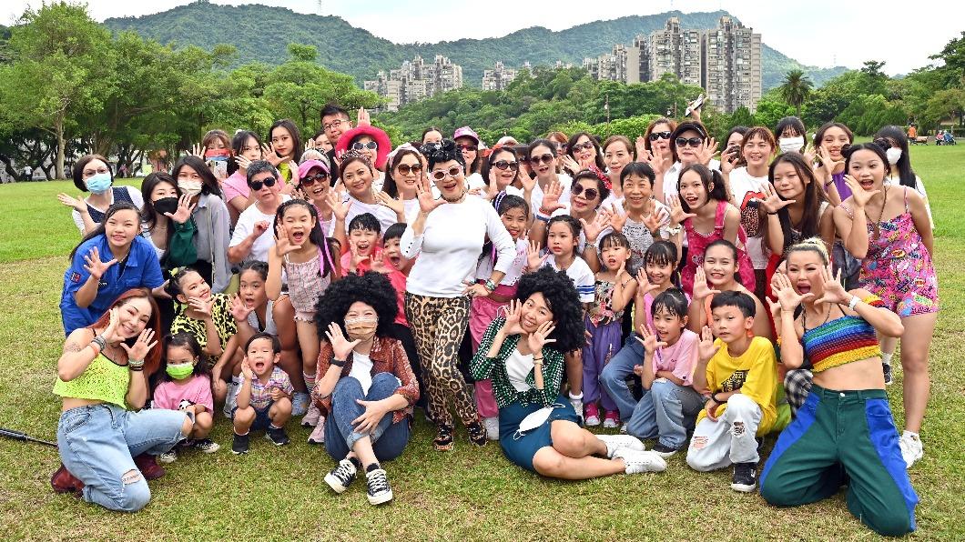 比莉突襲南港公園,一現身引發騷動。(圖/環球唱片提供)