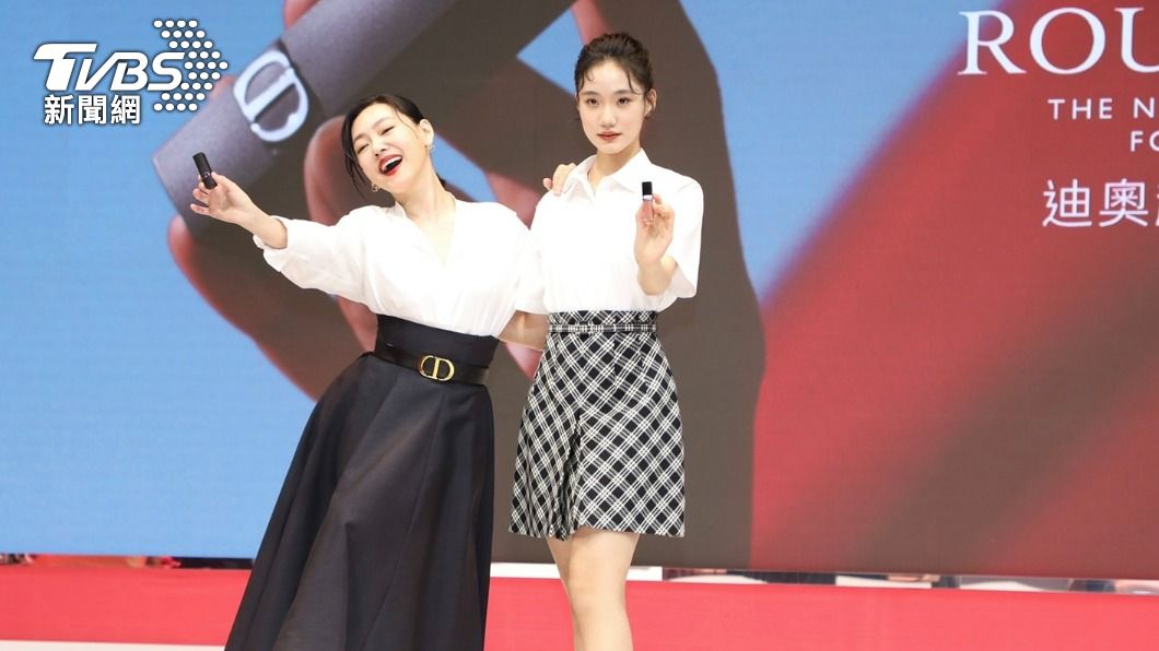 小S不想讓風采被女兒搶走,頻頻大動作搶鏡。(圖/黃城碩攝)