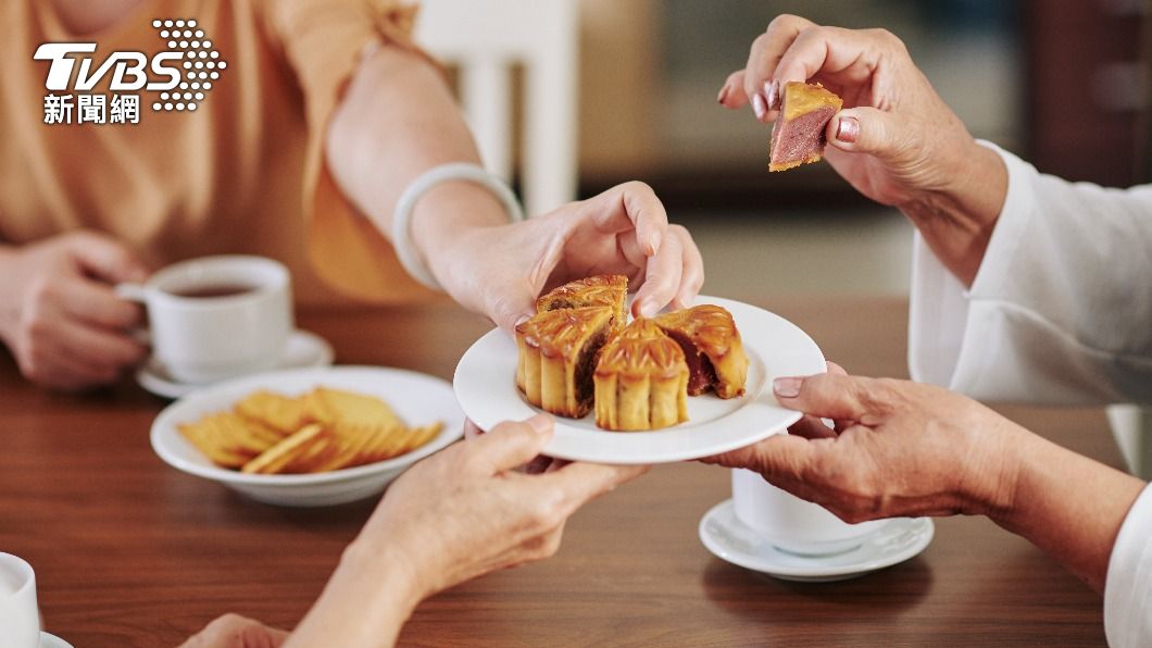 吃月餅是中秋節的習俗之一。(示意圖/shutterstock達志影像)