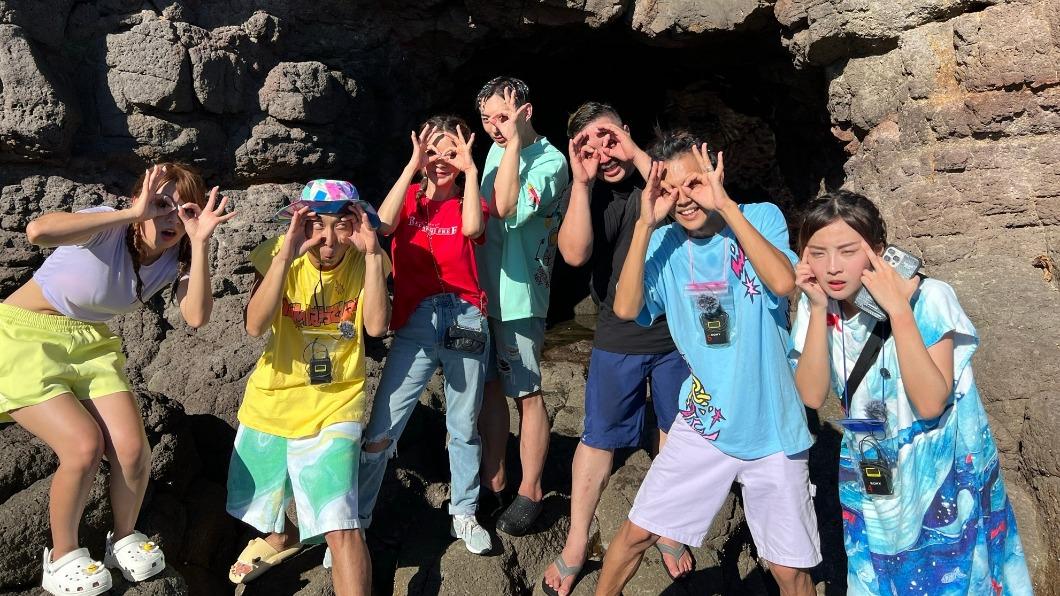 主持群在海蝕洞前做出逗趣的手勢。(圖/民視提供)