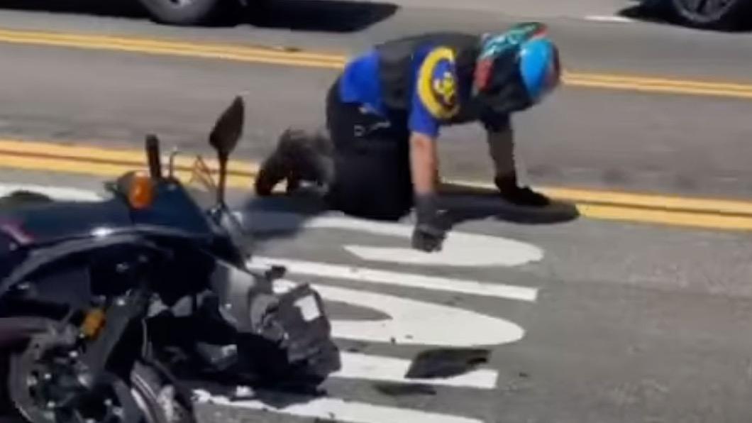 一輛Yamaha的機車倒在路中央,車頭明顯有毀損,零件碎片散落一地。(圖/翻攝自Allen Youtube)