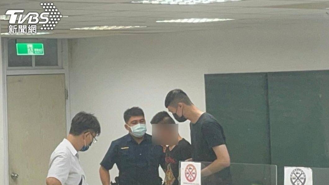 林嫌(右2)落網後,被警方帶走製作筆錄。( 圖/TVBS)
